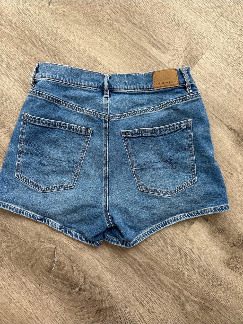 American Eagle Outfitters Strigid Relaxed Denim Shorts Medium Wash Size 2 - Picture 2 of 5